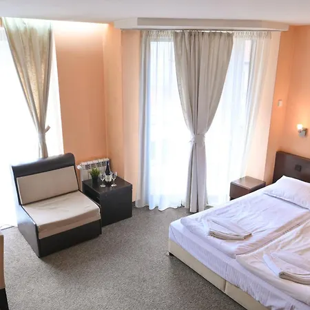 Хотел елица